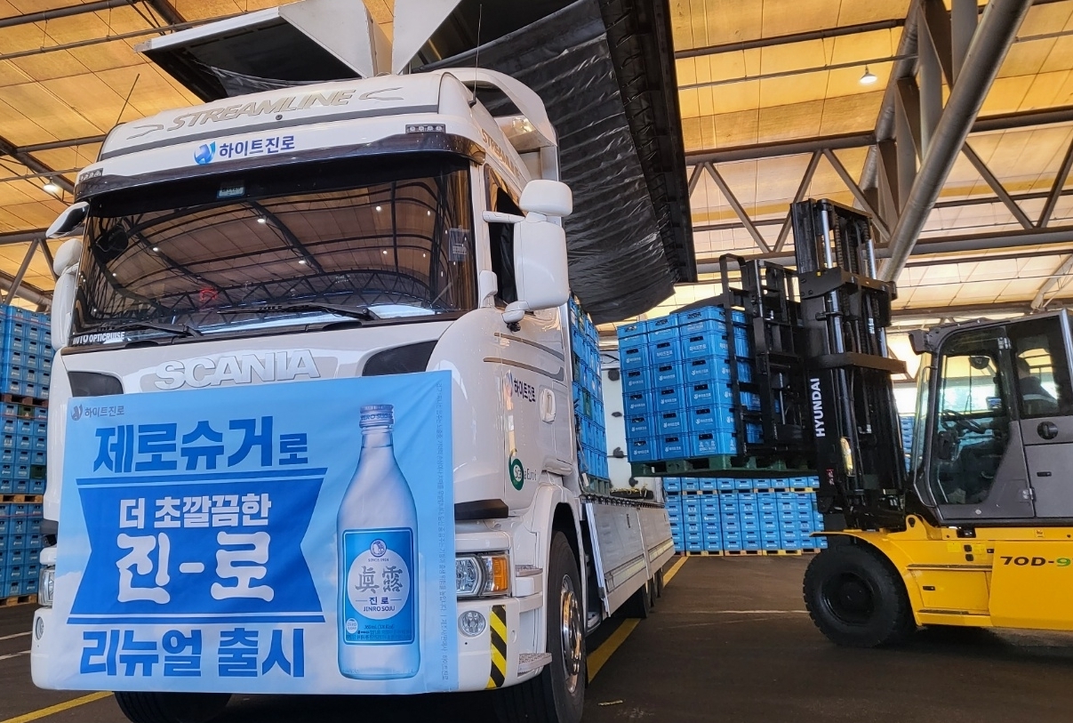하이트진로는 10일 첫 출고를 위해 제로슈거 진로를 차에 싣고 있다./ 사진제공 = 하이트진로