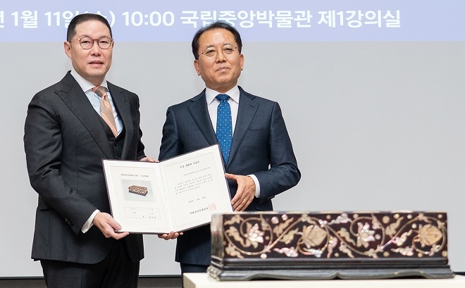 조현상 YFM 위원장(왼쪽)과 윤성용 국립중앙박물관장이 11일 오전 서울 용산구 국립중앙박물관에서 열린 YFM 조선시대 나전함 기증식에서 기념 촬영하고 있다. 사진=효성.