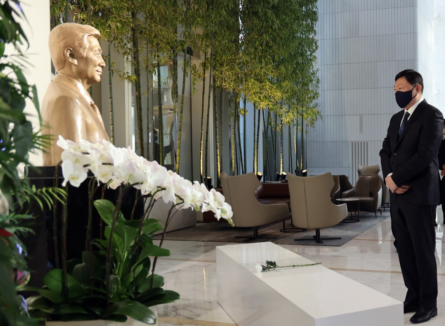 신동빈 롯데 회장이 롯데월드타워 1층에서 신격호 롯데 창업주 흉상에 헌화하고 있다 ./ 사진제공 = 롯데지주