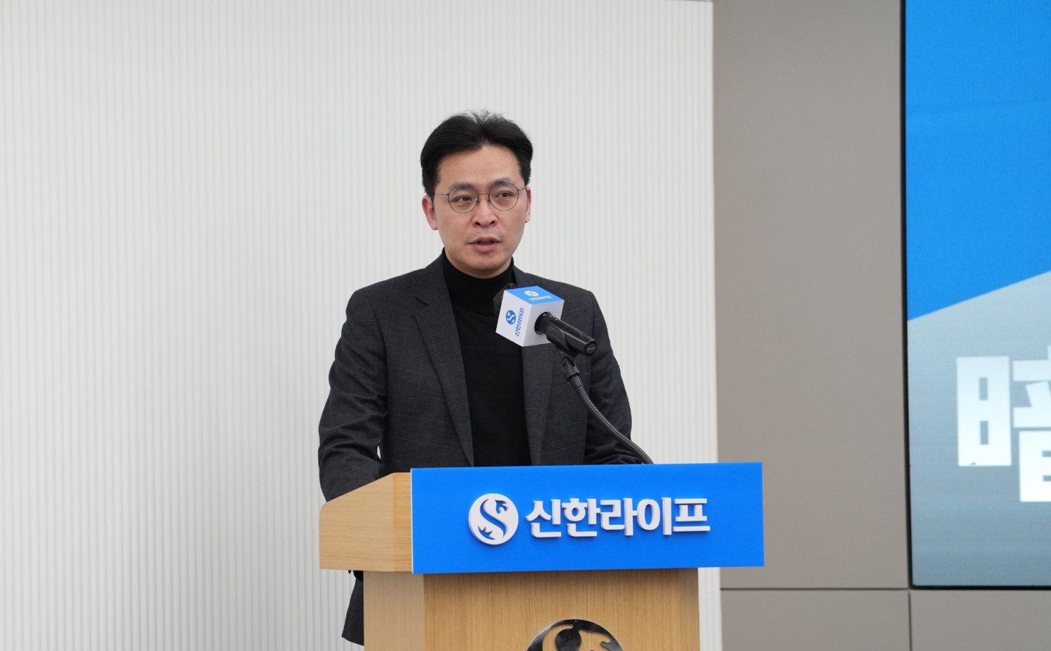 서울 중구 신한라이프 본사 대강당에서 열린 2023년 경영전략회의에서 박경원 재무그룹장이 핵심 재무전략을 발표하고 있다./사진=신한라이프