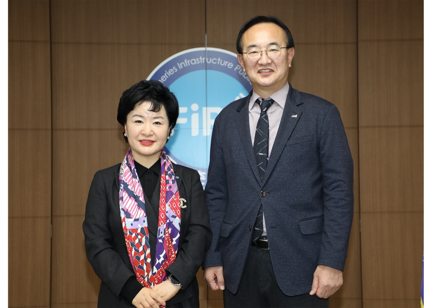 강신숙 수협은행장(왼쪽)과 박경철 어촌어항관리공단 이사장이 13일 간담회를 열고 기념촬영을 하는 모습. / 사진제공=수협은행