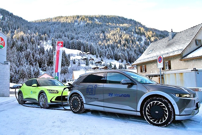다보스 인근에서 제네시스 GV60(왼쪽)를 현대차 아이오닉 5에 연결한 뒤 V2L 기술로 충전하고 있다. 제공=현대차그룹.
