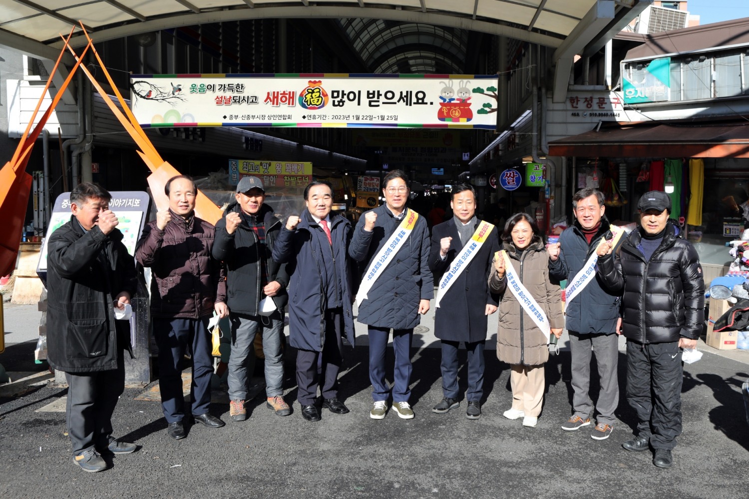 왼쪽 다섯번째부터 중구의회 길기영 의장, 송재천 의원, 조미정 의원, 윤판오 의원이 중부시장을 방문해 기념촬영을 하는 모습./사진제공=중구의회