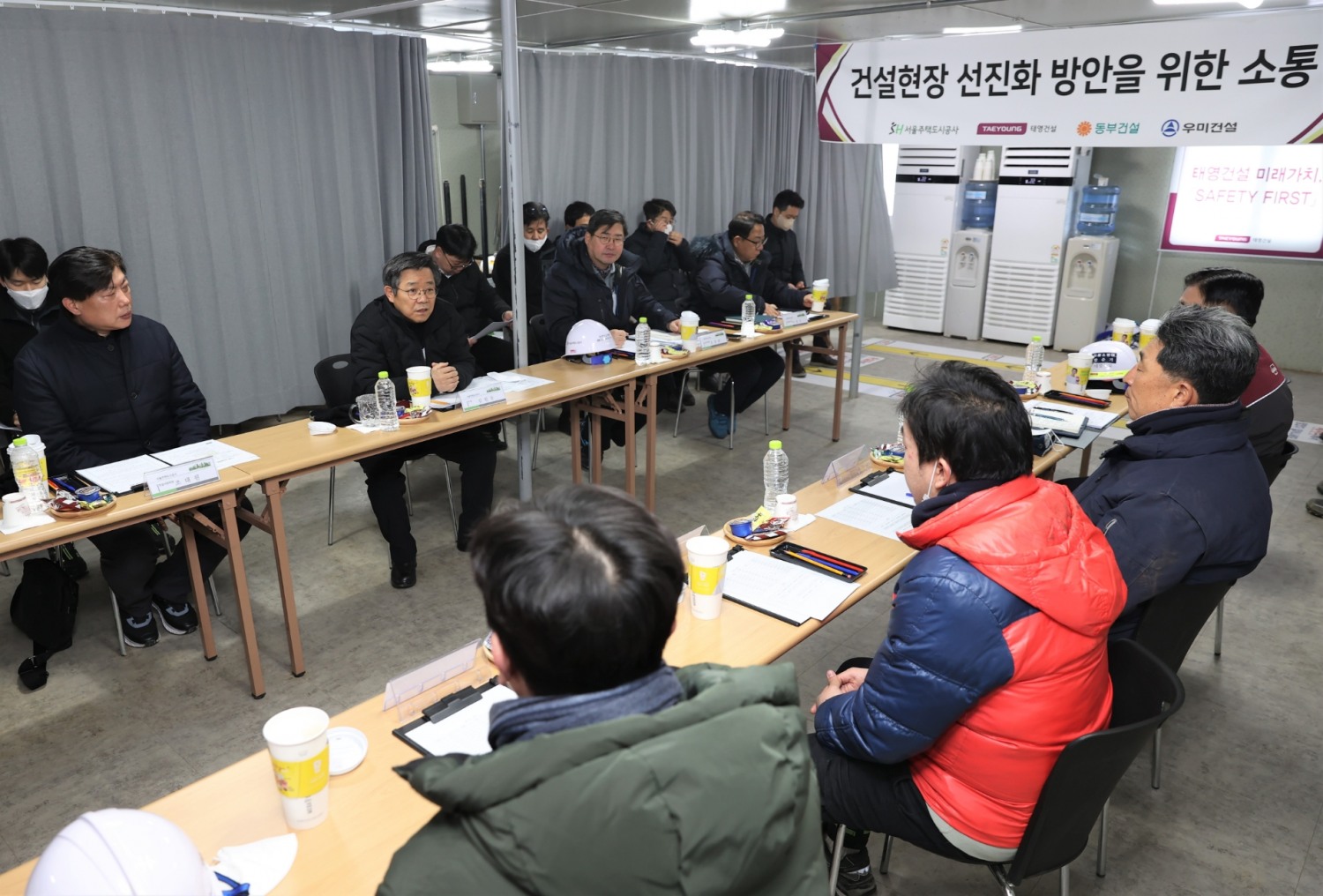 김헌동 사장 등 SH공사 임직원들이 고덕강일2단지 건설 원·하도급사 관계자들과소통 간담회를 진행하고 있는 모숩./사진제공=SH공서