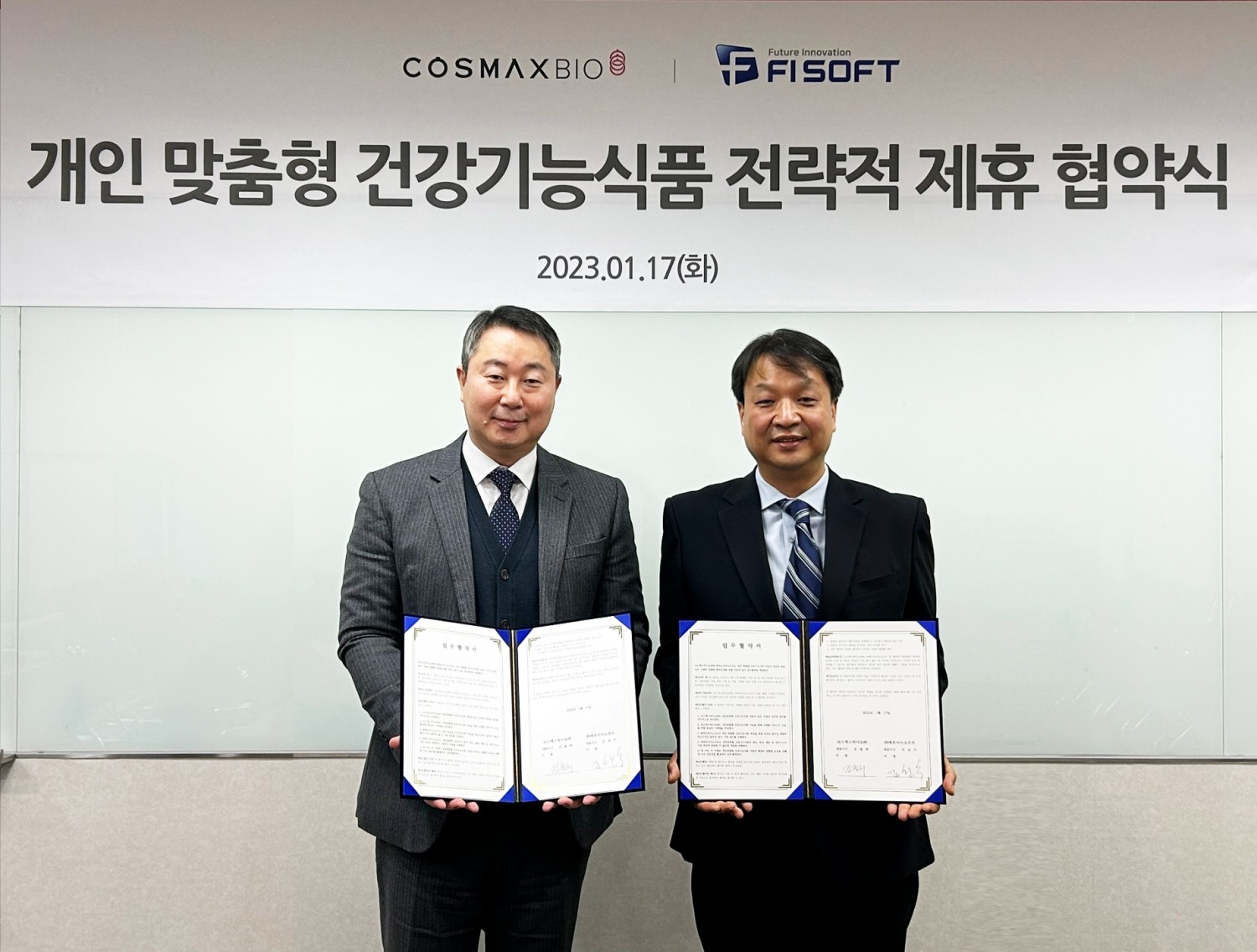 지난달 17일 경기 성남시 코스맥스바이오 본사에서 열린 업무협약식에서 김철희 코스맥스바이오 대표(왼쪽)와 김성수 에프아이소프트 대표가 기념촬영을 하고 있다. (사진=코스맥스그룹)