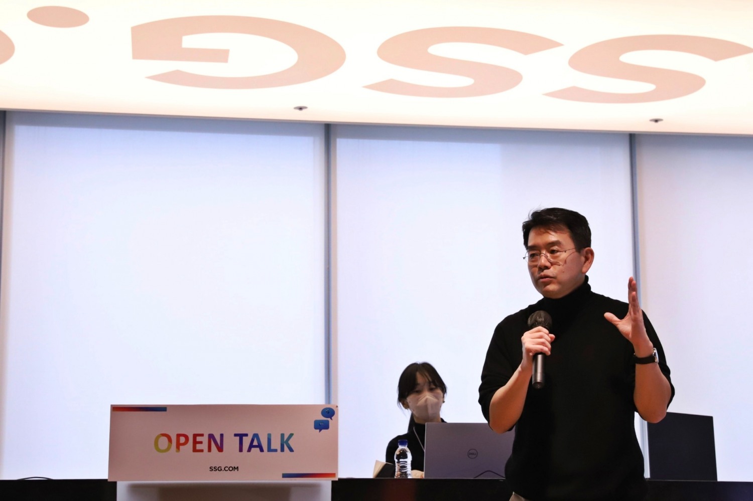 강희석 SSG닷컴 대표이사가 '오픈 톡' 행사에 참석해 발표 하고 있다./ 사진제공 = SSG닷컴
