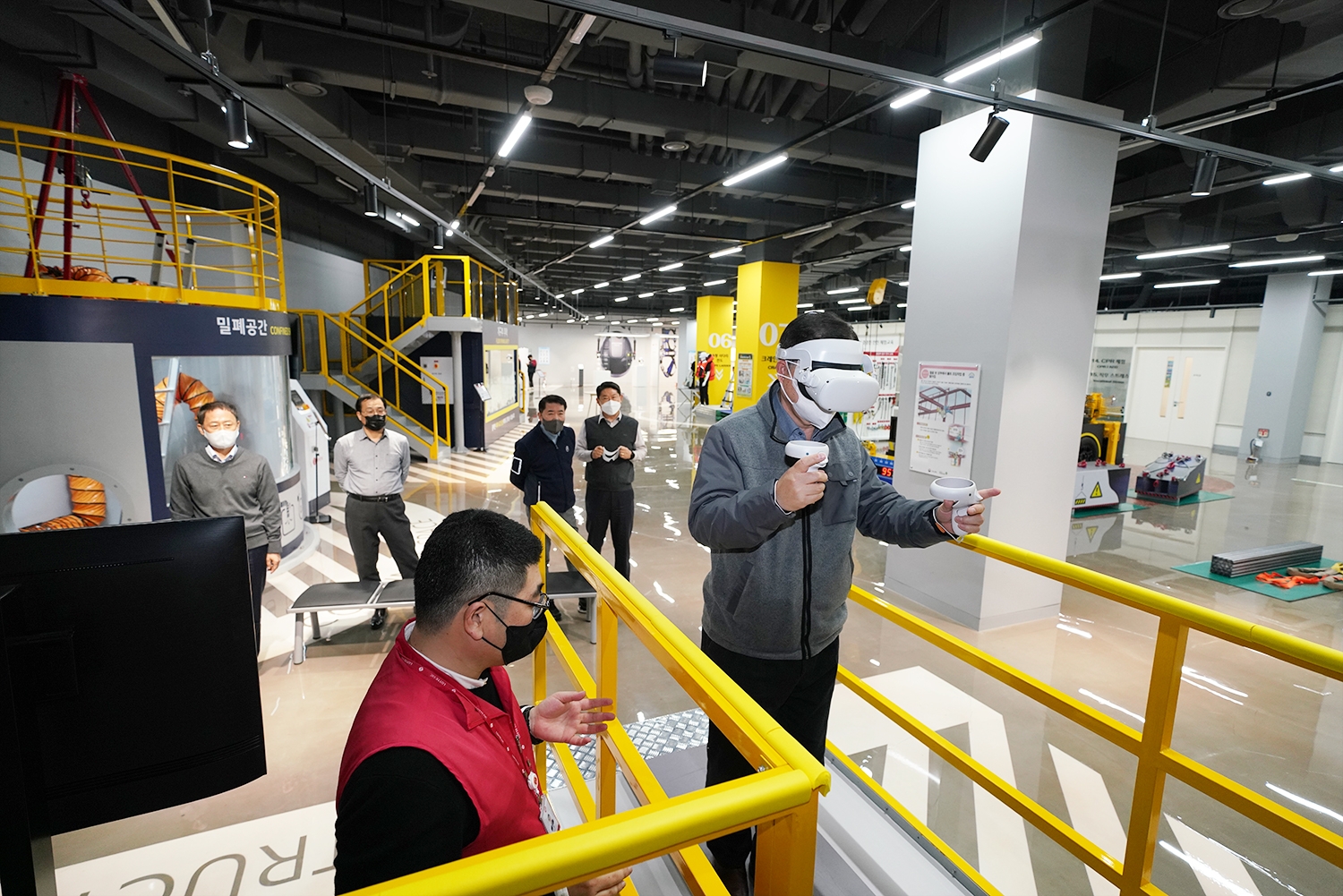박현철 롯데건설 부회장이 안전체험관에서 철골VR 안전체험 교육을 받고 있다. / 사진제공=롯데건설