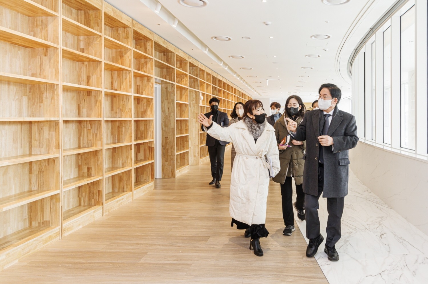 박강수 마포구청장이 관계자들과 3월 도화동에 개관 예정인 ‘스터디카페형 학습공간·메타버스 영상전자도서관’을 둘러보는 모습./사진제공=마포구