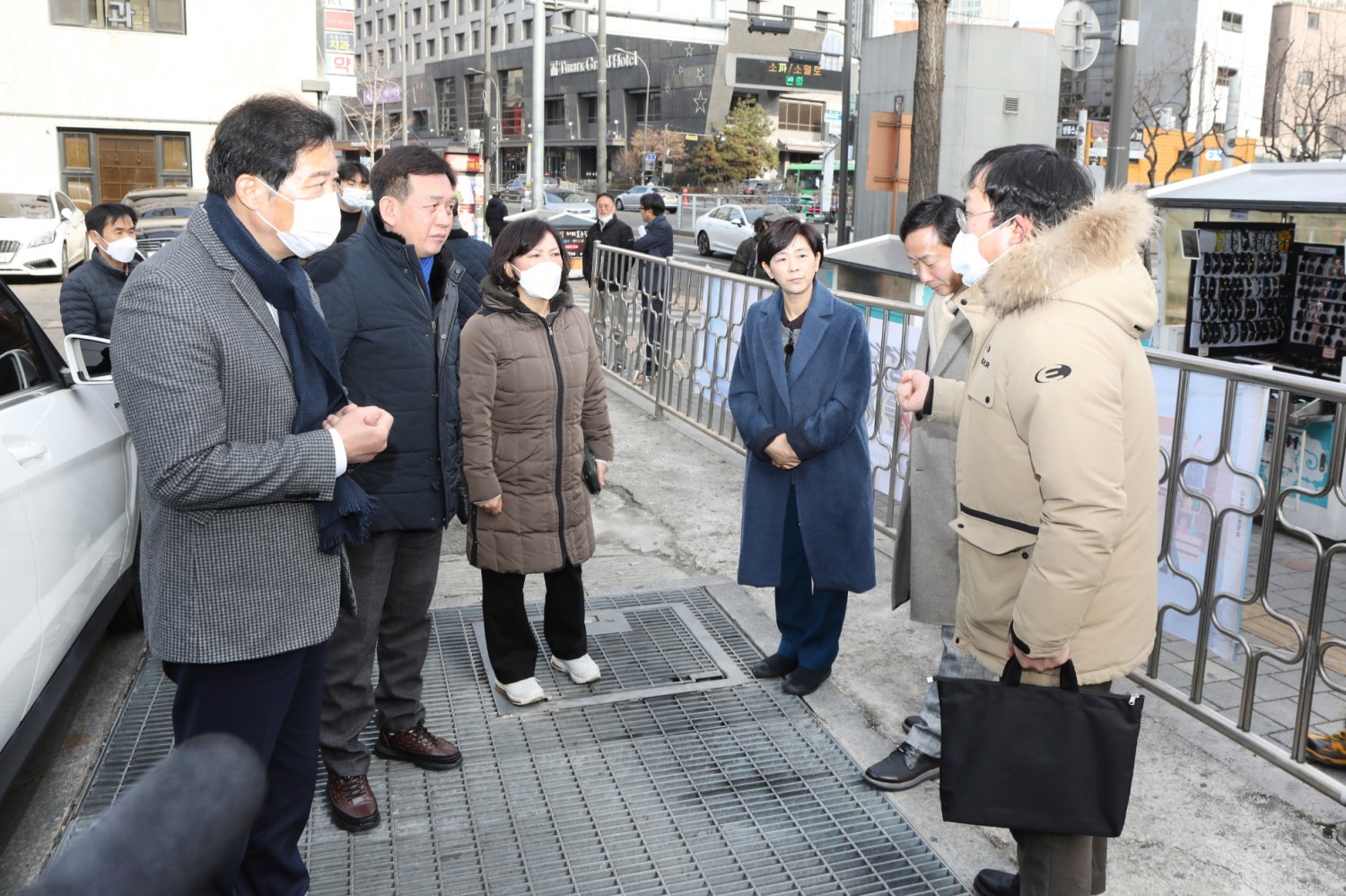 중구의회 의원들이 회현역 환풍구를 살펴보고 있다./사진제공=중구의회