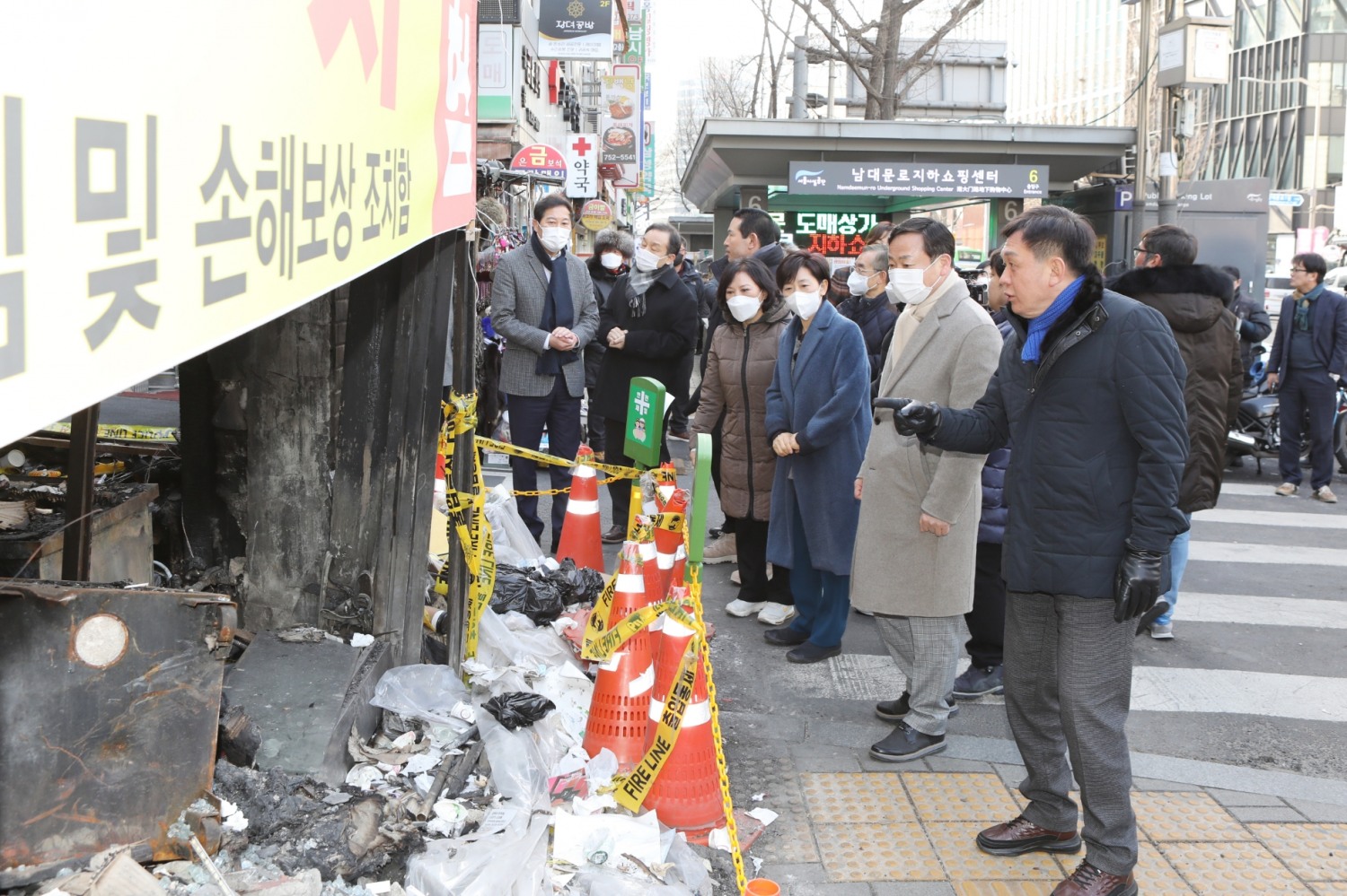 중구의회 의원들이 남대문상가 화재와 현장을 살피고 있다./사진제공=중구의회