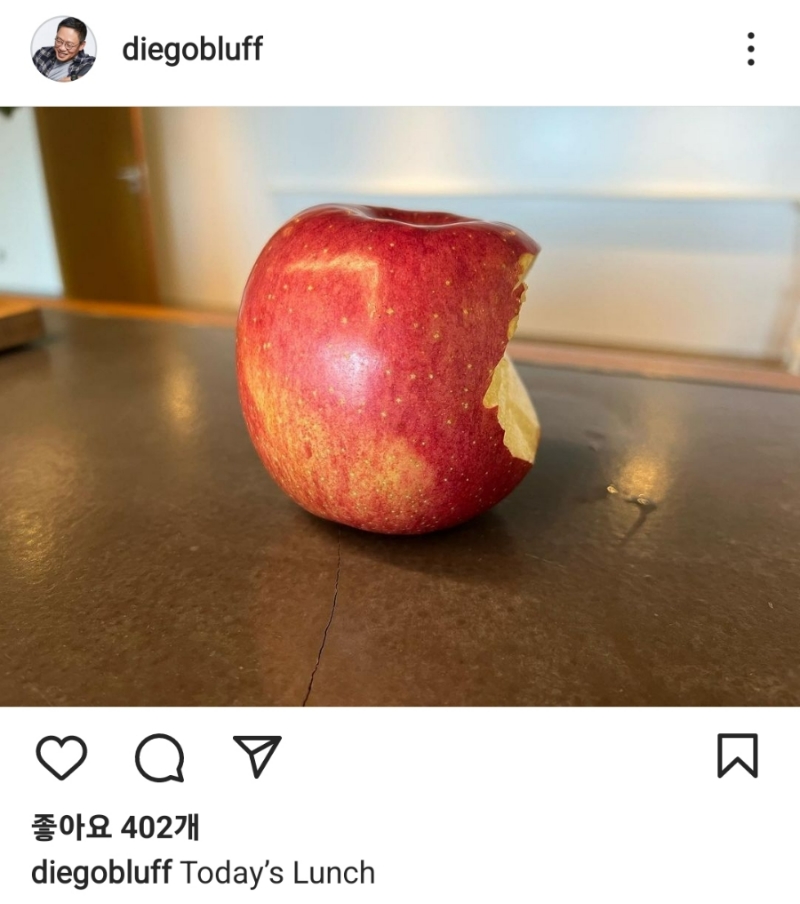 정태영 현대카드 부회장이 이날(3일) 오후 자신의 SNS에 한 입 크게 베어 문 사과 사진을 게시했다. /사진=정태영 현대카드 부회장 SNS 갈무리