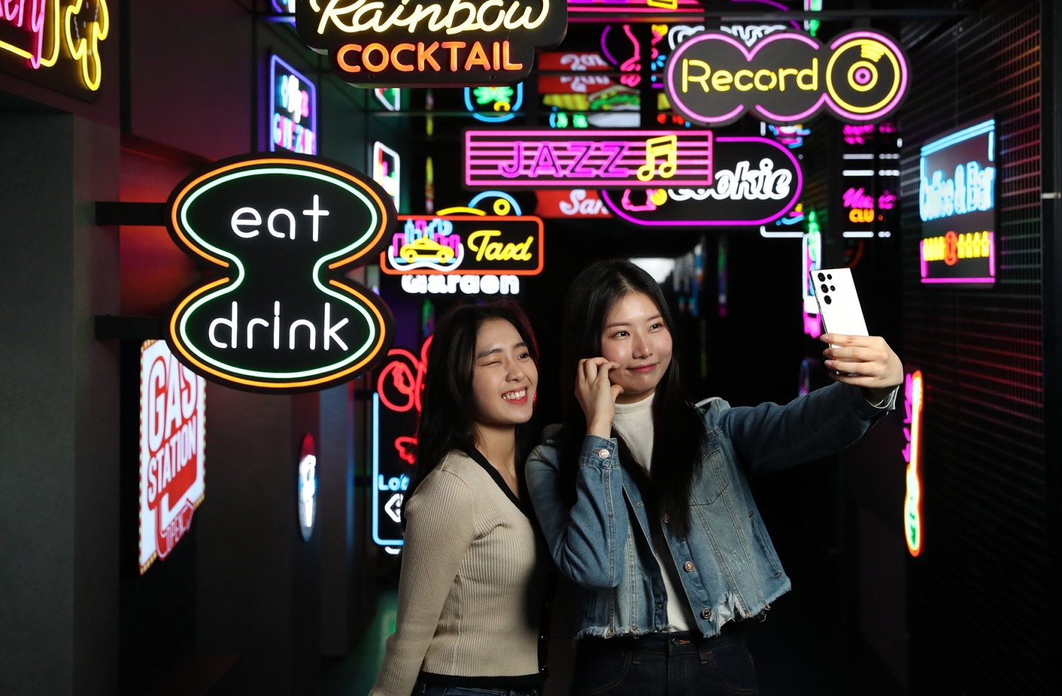 서울 성동구 성수동에 오픈한 갤럭시 스튜디오 성수를 찾은 방문객들이 이국적인 네온사인으로 도심의 야경처럼 꾸민 공간에서 '갤럭시 S23 울트라'로 셀피를 촬영하고 있다. 사진=삼성전자