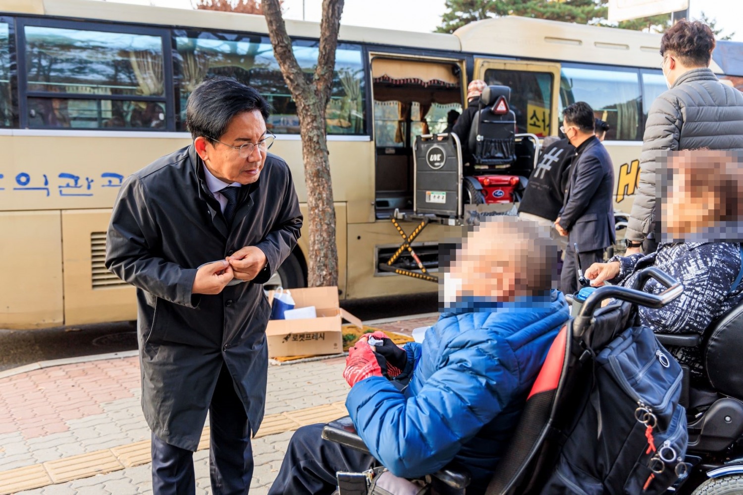 박강수 마포구청장이 마포장애인종합복지관을 이용하고 있는 장애인을 만나 소통하는 모습./사진제공=마포구