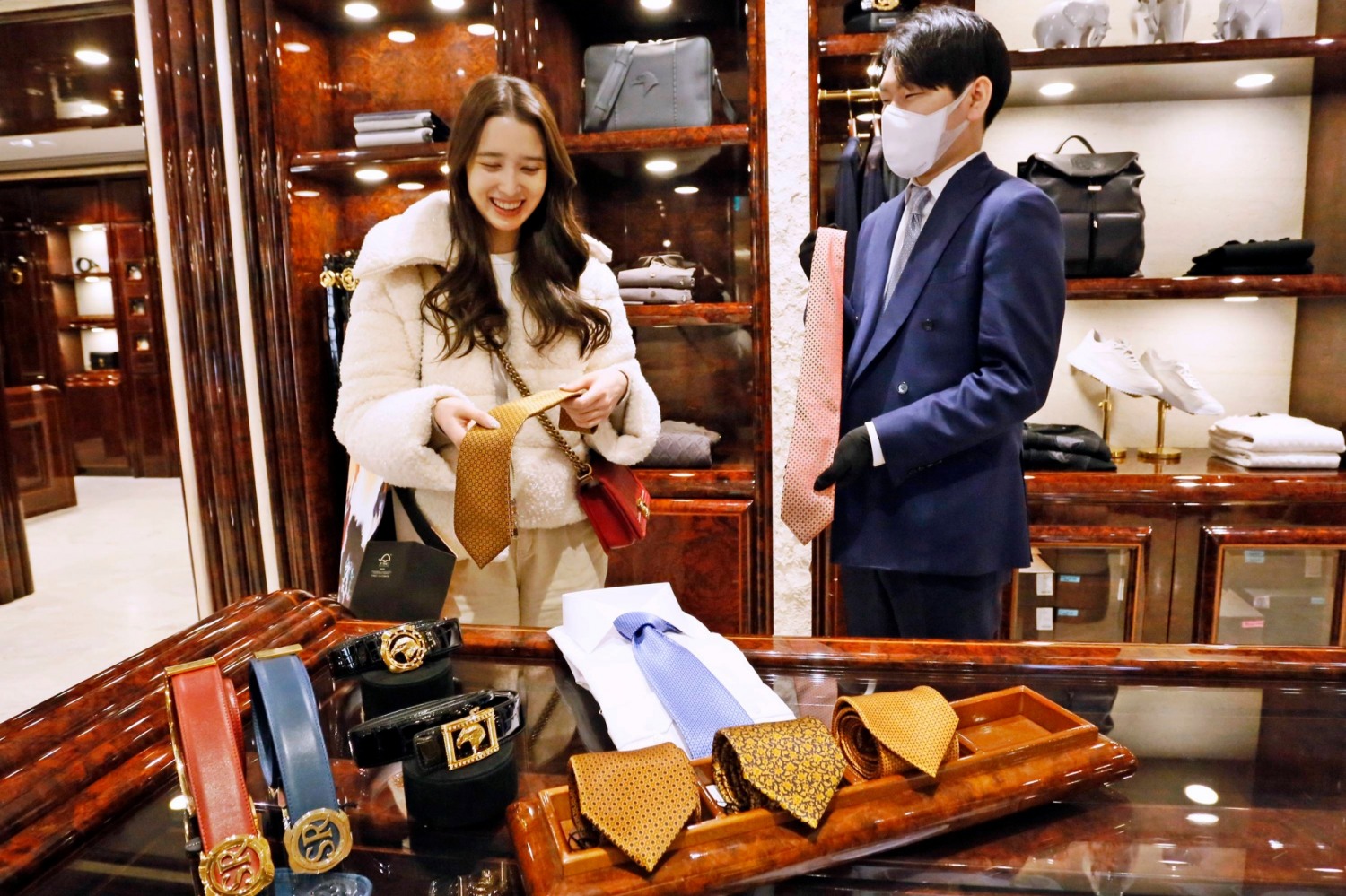 이달 갤러리아 명품관 한 매장에서 외국인 관광객이 선물용 넥타이를 고르고 있다./ 사진제공 = 한화솔루션 갤러리아 부문
