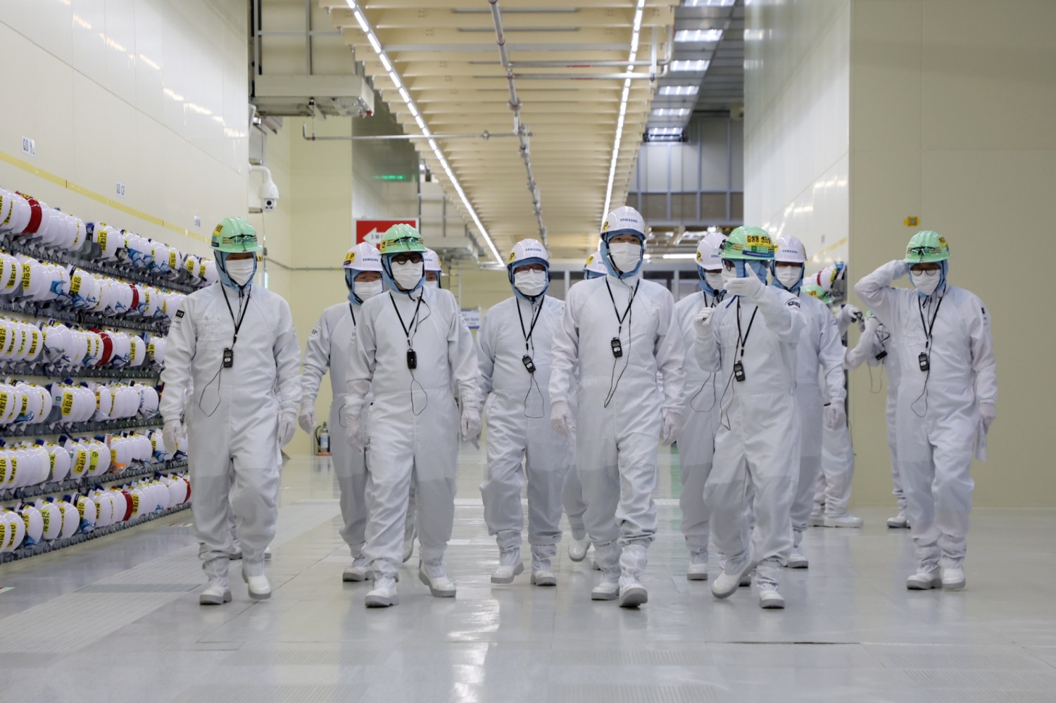 이재용 삼성전자 회장이 7일 삼성디스플레이 아산캠퍼스를 찾아 QD-OLED 생산라인을 둘러보고 사업전략을 점검했다. 사진=삼성전자