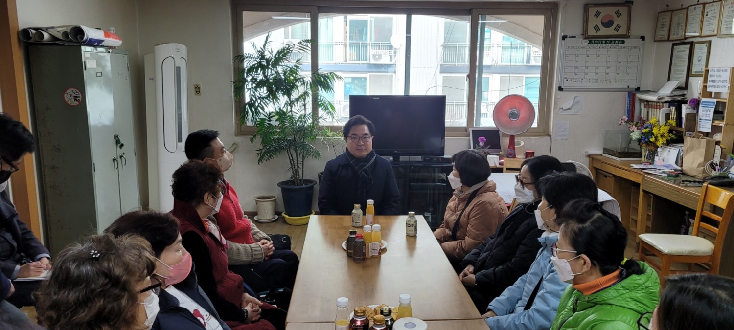 지난 5일, 대방주공1단지에서 개최된 주민설명회에서 박일하 구청장이 난방비 지원대책에 대해 이야기하고 있다. / 사진제공=동작구