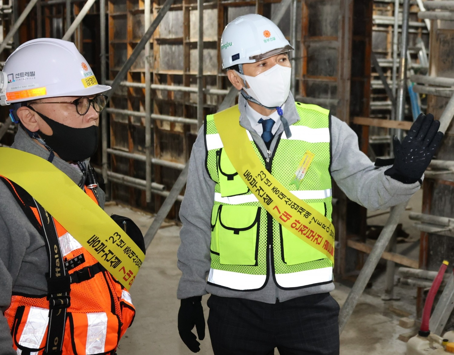 윤진오 동부건설 사장(우측)이 현장을 돌며 안전점검을 실시하고 있다./사진제공=동부건설