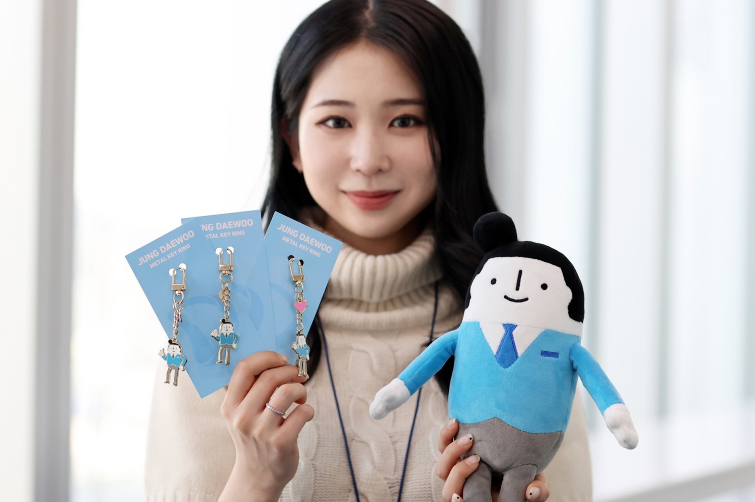 대우건설 캐릭터 '정대우 과장'을 활용한 키링과 인형 / 사진제공=대우건설