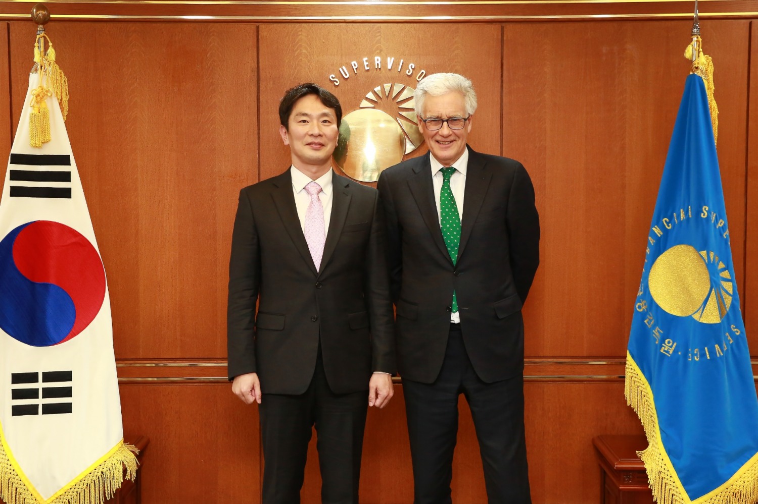 이복현 금감원장(왼쪽)이 지난 13일 로드 터너 영국 상원의원(전 영국 금융감독청장) 겸 에너지전환위원회 의장(오른쪽)과 만나 탄소중립 관련 금융권 역할에 대해 논의했다. /사진제공=금융감독원