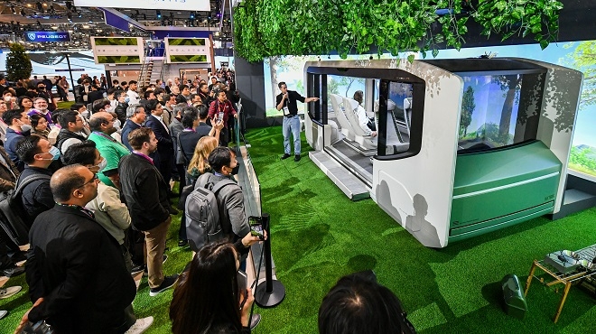 CES 2023에서 관람객들이 현대모비스의 유망 특허 기술들이 탑재된 미래형 콘셉트카 엠비전 시리즈를 체험하고 있다. 제공=현대모비스.