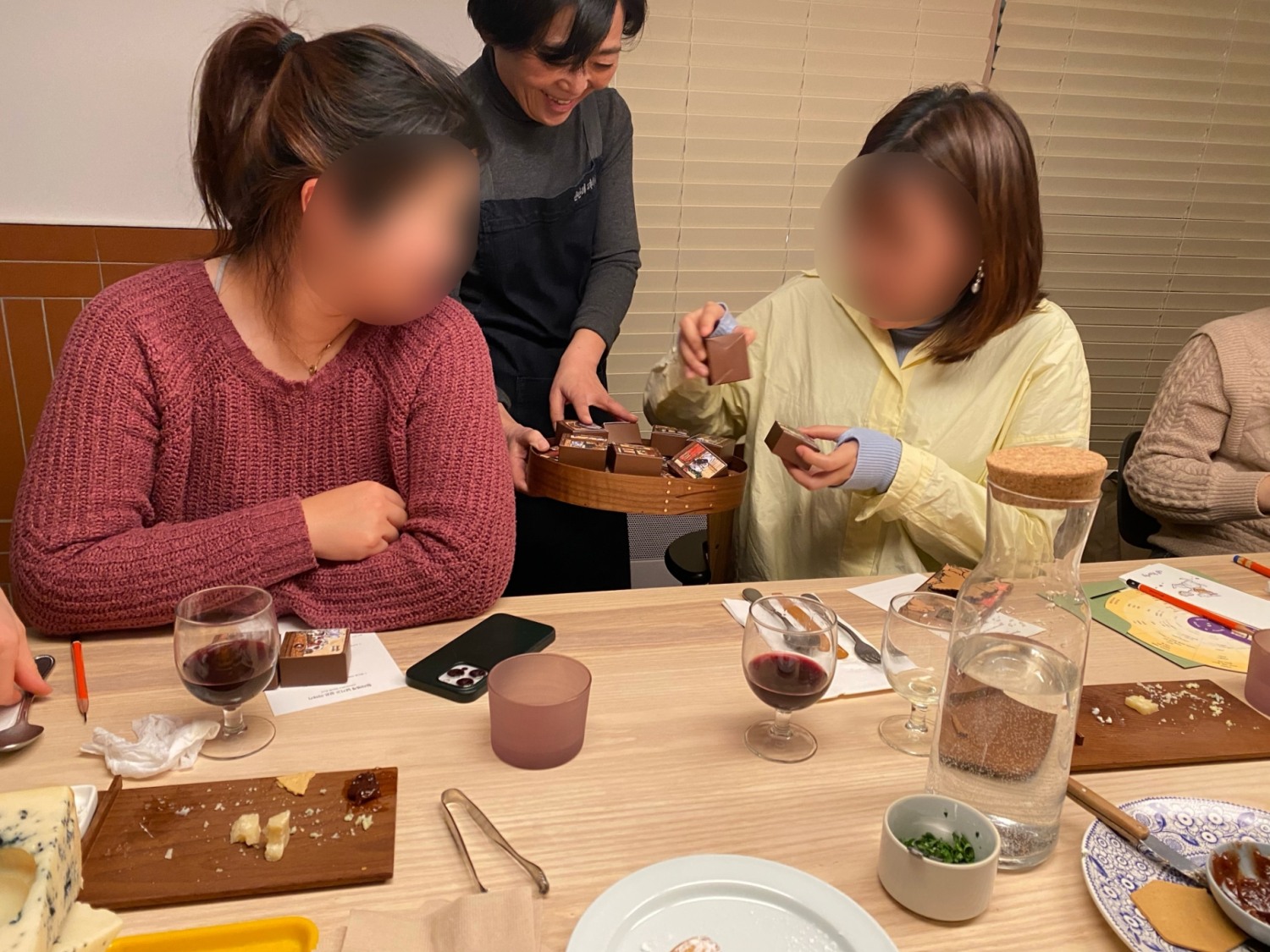 컬리 '아티장 도슨트' 진행 중인 김소영 아티장(왼쪽에서 두번째) 모습./ 사진 촬영 = 홍지인 기자