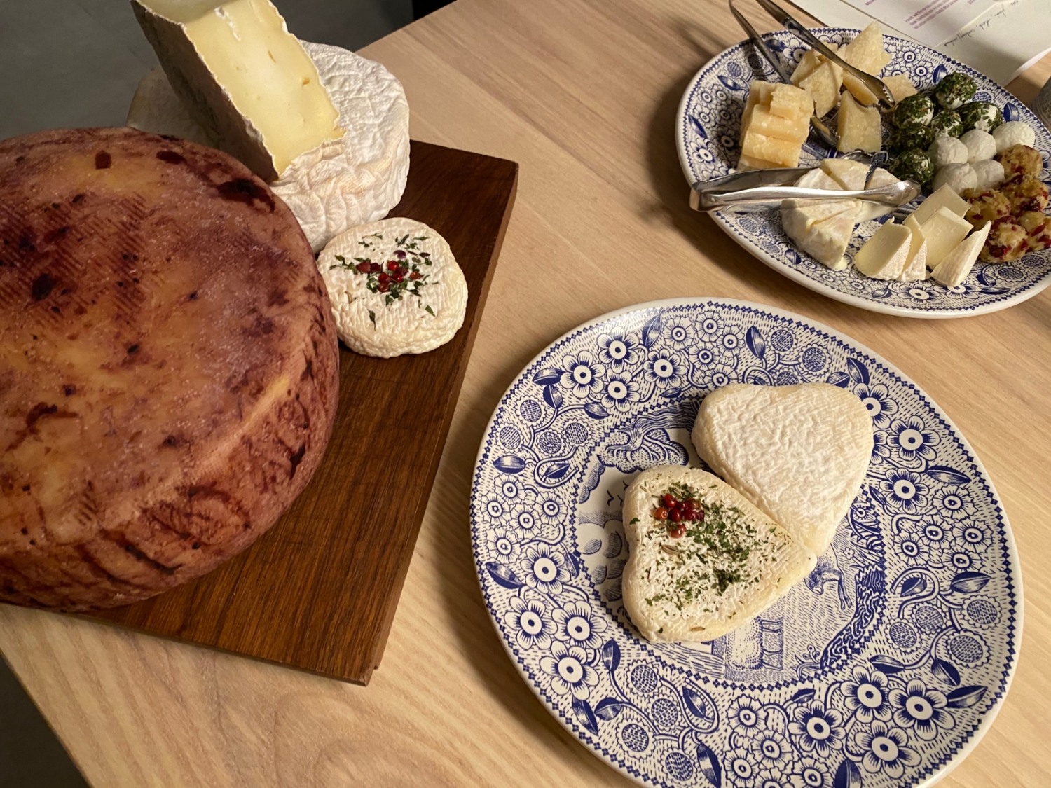 컬리 아티장 도슨트에서 소개하는 치즈들./ 사진 촬영 = 홍지인 기자