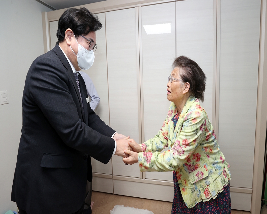 박일하 동작구청장이 ‘동작동행네트워크’ 결연가구를 방문하여 안부를 묻고 있다. / 사진제공=동작구청