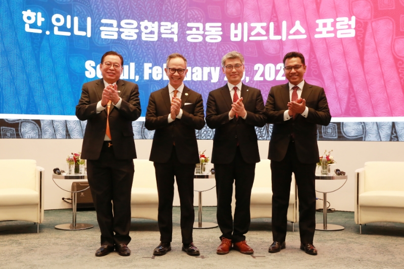 금융감독원이 20일 오후 2시 그랜드머큐어 앰배서더 호텔에서 주한 인도네시아 대사관과 함께 '한·인니 금융협력 공동 비즈니스 포럼'을 개최했다. 사진은 왼쪽부터 간디 술리스티얀토 주한 인도네시아 대사와 마헨드라 시레가 금융감독청(OJK)장, 이준수 부원장, BNI 지점장. /사진제공=금융감독원