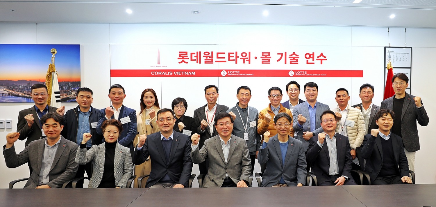 P&D 베트남 법인 직원들(윗줄)이 류제돈 롯데물산 대표이사(아랫줄 가운데) 및 경영진과 기념사진을 촬영하고 있다./ 사진제공 = 롯데물산
