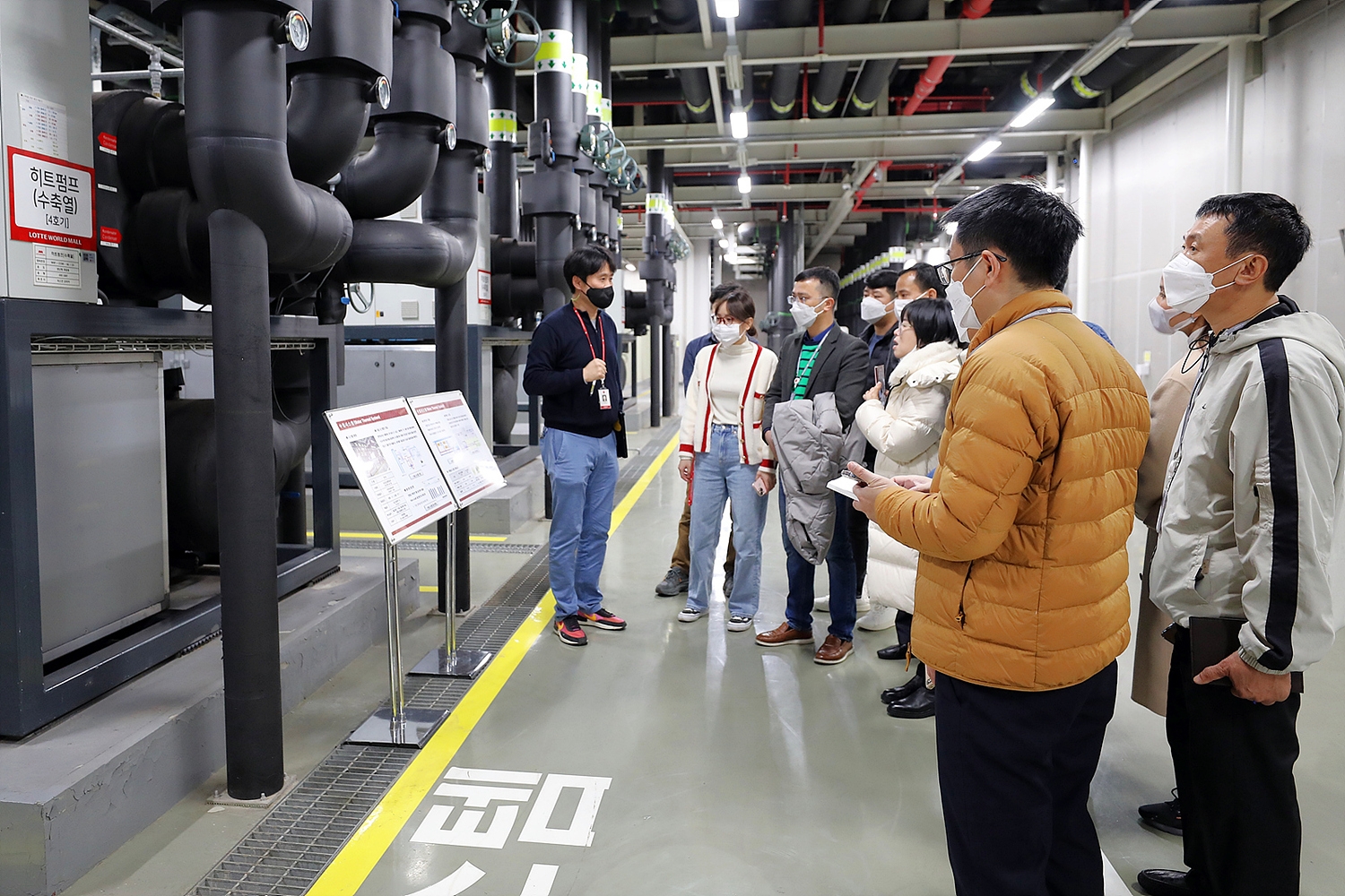 P&D 베트남 직원들이 롯데월드타워 지하 6층에 위치한 에너지센터를 둘러보고 있다./ 사진제공 = 롯데물산