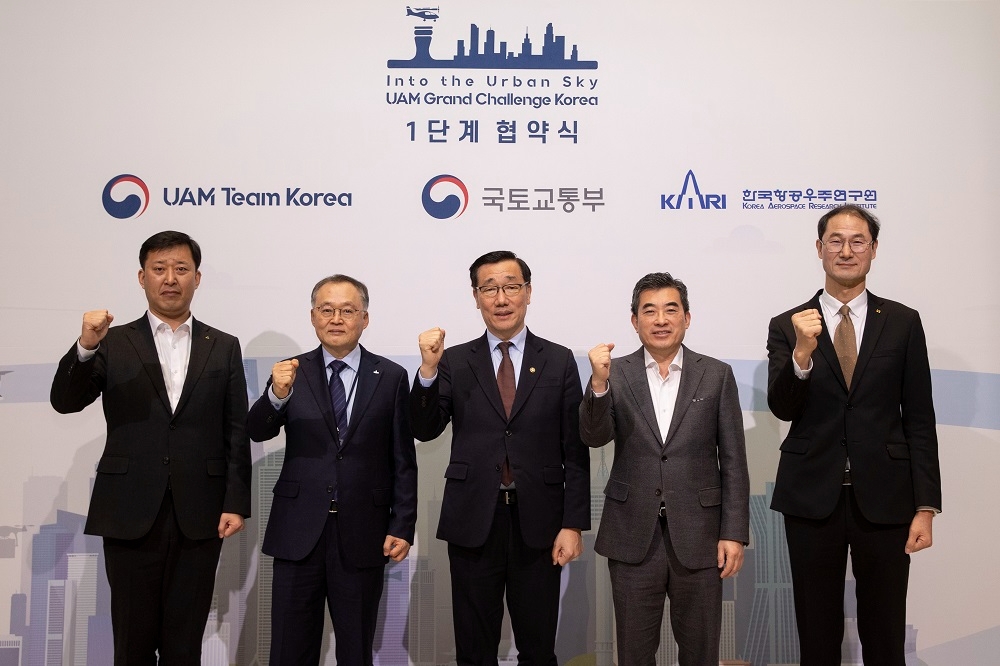 (왼쪽부터) 현대건설 기술연구원 박영준 상무, 이상률 항공우주연구원장, 어명소 국토교통부 2차관, 현대차 AAM본부 신재원 사장, KT 경영기획부문 박종욱 사장. 제공=현대차.