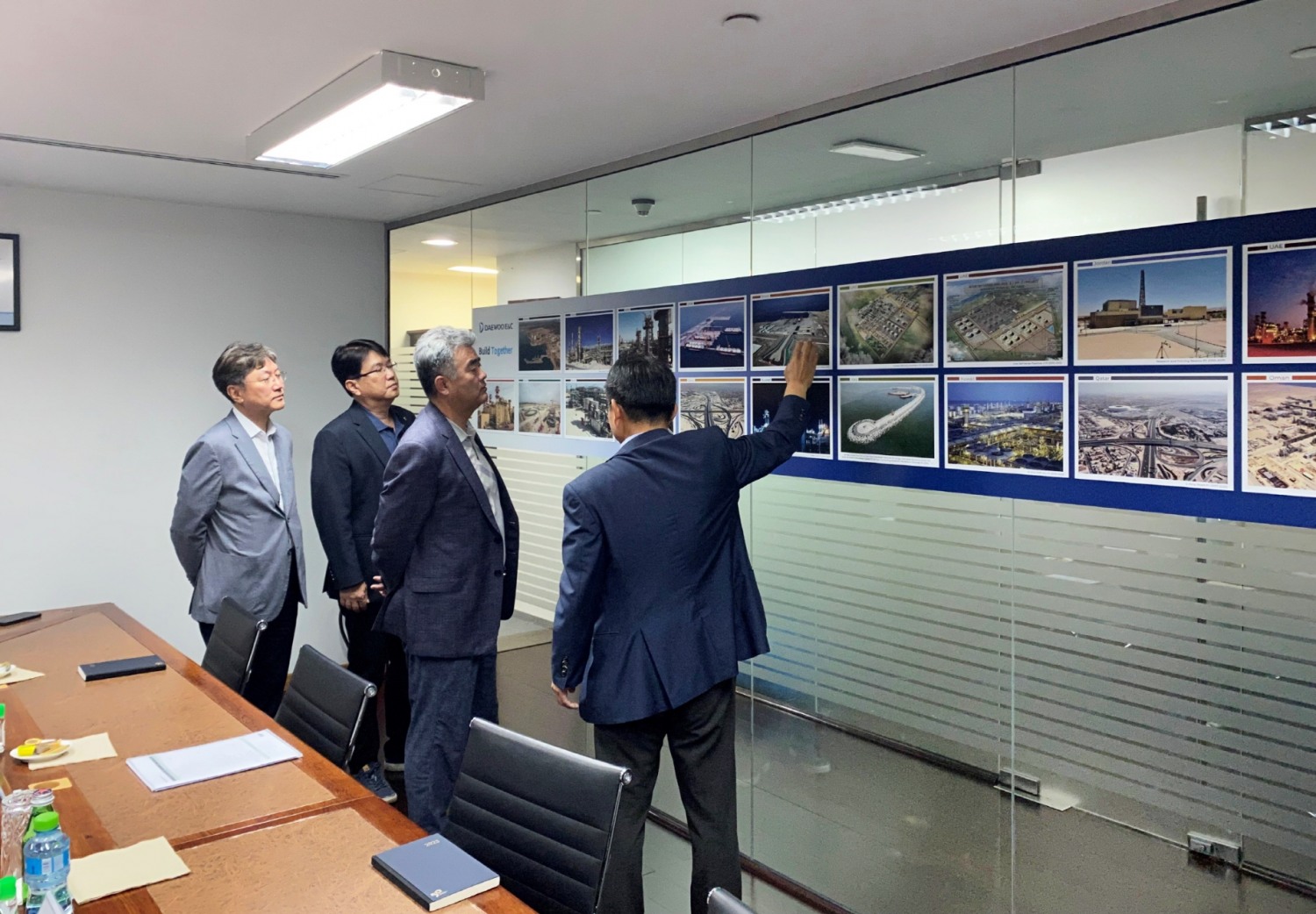 원주 부회장은 오만 두쿰 정유시설 현장을 방문해 중동지역 시장 상황 및 수주 전략을 점검했다 / 사진제공=대우건설