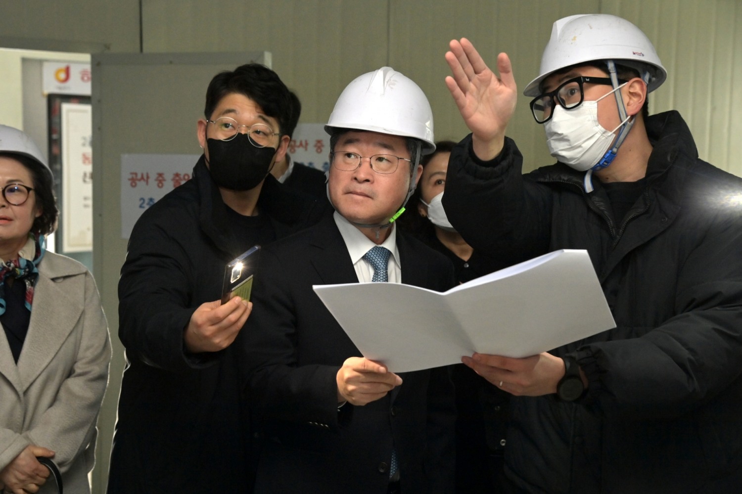 김길성 중구청장이 지난 14일 동화동 작은도서관 리모델링 공사현장을 둘러보는 모습./사진제공=서울 중구