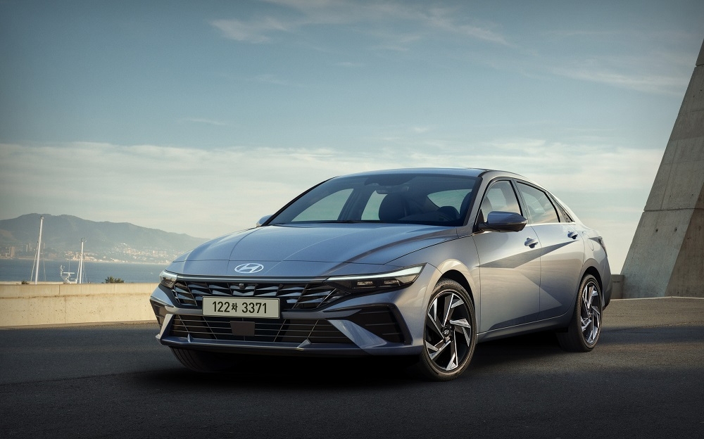 현대차, 아반떼 페이스리프트 디자인 공개..."넓고 낮게"