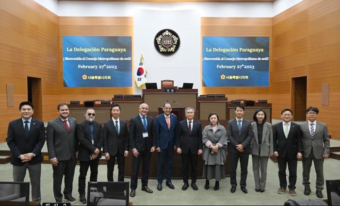 서울시의회 김현기 의장(왼쪽에서 일곱번째)이 파라과이 대표단과 함께 기념촬영을 하는 모습./사진제공=서울시의회