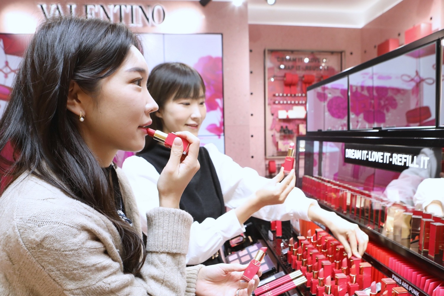 롯데백화점 발렌티노 매장에서 립을 발라보는 소비자의 모습. /사진제공=롯데백화점