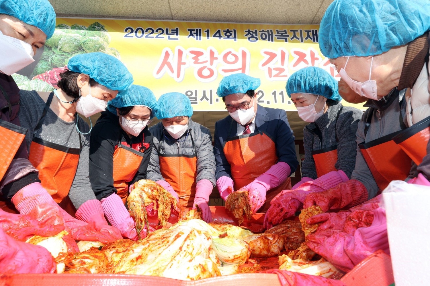 지난해 서울 상도동에서 열린 사랑의 김장나눔행사에 참여 중인 박일하 동작구청장 / 사진=동작구청