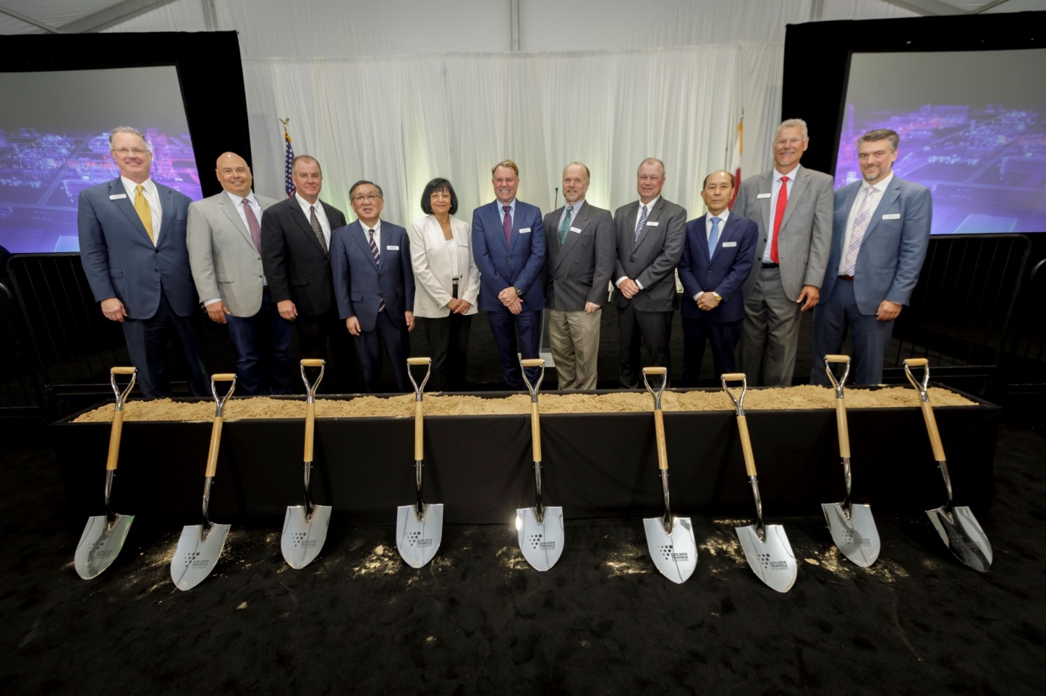 유재호 DL이앤씨 플랜트사업본부장(오른쪽 세 번째)이 7일(현지시간) 미국 텍사스주 오렌지 카운티에서 열린 ‘골든 트라이앵글 폴리머스 프로젝트(Golden Triangle Polymers Project)’ 기공식에서 발주처 인사들과 기념촬영을 하는 모습./사진제공=DL이앤씨