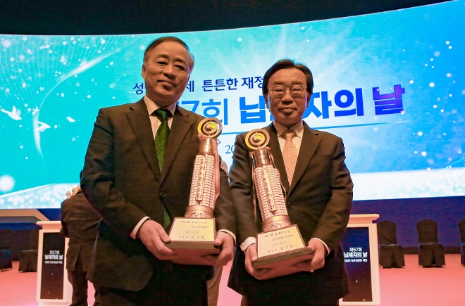 금호석유화학그룹(회장 박찬구)은 지난 3일 삼성동 코엑스 오디토리움에서 개최된 ‘제57회 납세자의 날’ 행사에서 금호석유화학그룹 계열사인 금호석유화학과 금호피앤비화학이 ‘고액 납세의 탑’을 수여 받았다. /사진=금호석유화학그룹.