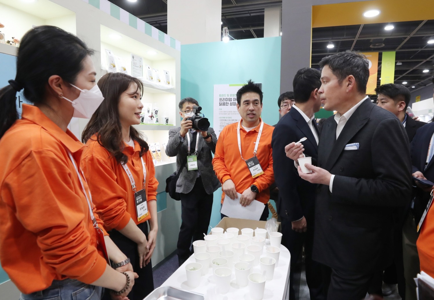 8일 열린 이마트24 '딜리셔스 페스티벌' 행사장에 방문한 정용진 신세계그룹 부회장의 모습. /사진제공=이마트