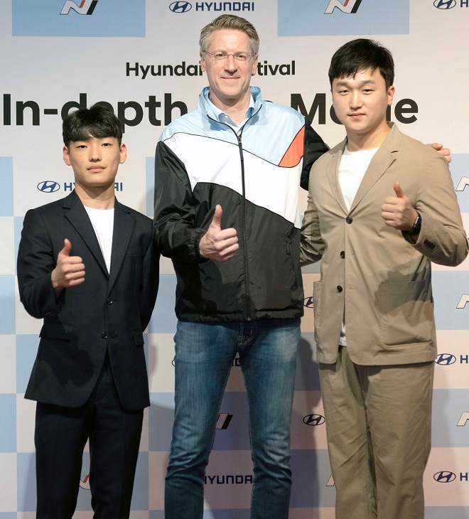 (왼쪽부터) 쏠라이트 인디고 레이싱 박준의 선수, 현대차 틸 바텐베르크 상무, 쏠라이트 인디고 레이싱 박준성 선수. 제공=현대차.