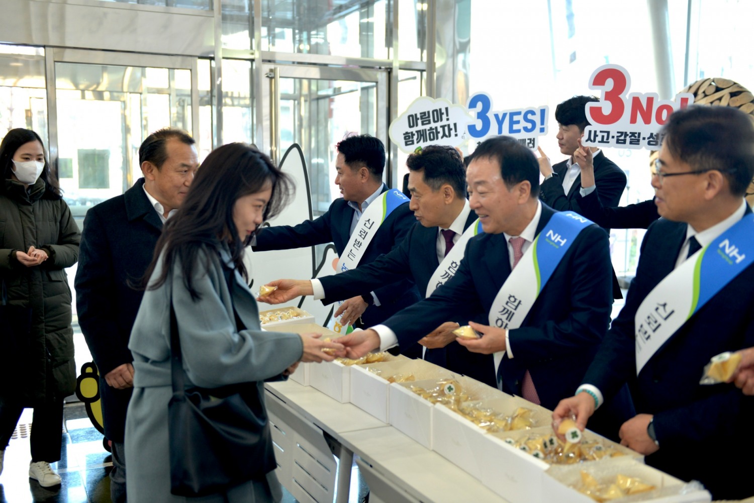 최문섭 NH농협손해보험 대표이사 사장(오른쪽에서 두번째)이 윤리경영 강화를 위한 '3행 3무' 운동의 일환으로 임직원들에게 '청렴포춘쿠키'를 나눠주고 있다./사진=NH농협손해보험
