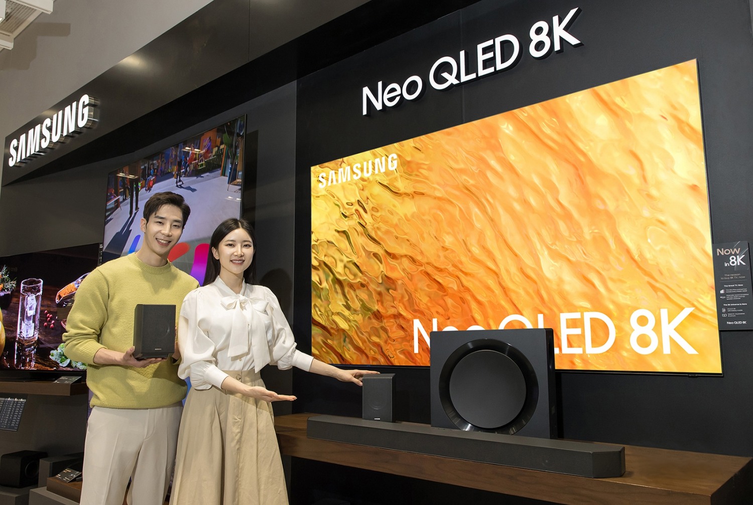 삼성전자 모델이 경기도 수원시에 위치한 삼성전자 수원 디지털시티에서 신제품 사운드바 'HW-Q990C'를 소개하고 있다. 사진=삼성전자