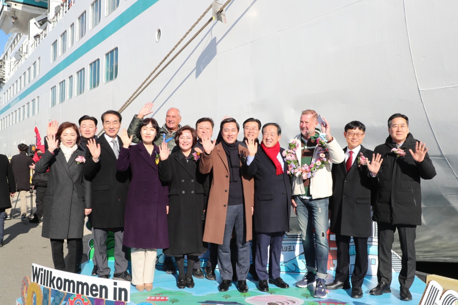 강옥희 강원관광재단 대표이사(왼쪽 첫번째), 김명선 강원도행정부지사(왼쪽 두번째), 김명길 속초시의장(왼쪽 여덟번째), 이병선 속초시장(왼쪽 열번째), 송상근 해양수산부차관(오른쪽 두번째), 서영충 한국관광공사 국제관광본부장(오른쪽 첫번째)이 2023년 3월13일 속초크루즈 터미널에 독일 국적 크루즈선사인 아마데아호 입항 축하 기념사진 촬영을 하고 있다. /사진제공=한국관광공사