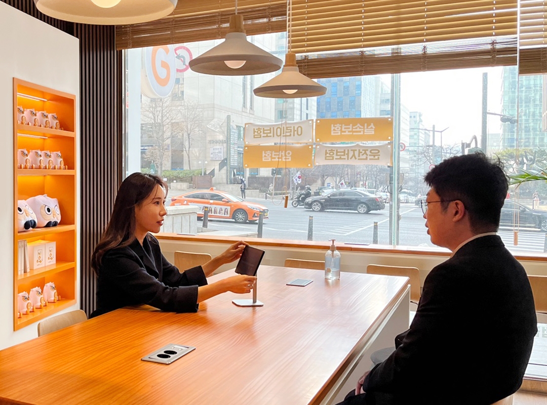 굿리치라운지에 방문한 고객이 상담을 받고 있는 모습./사진=리치앤코