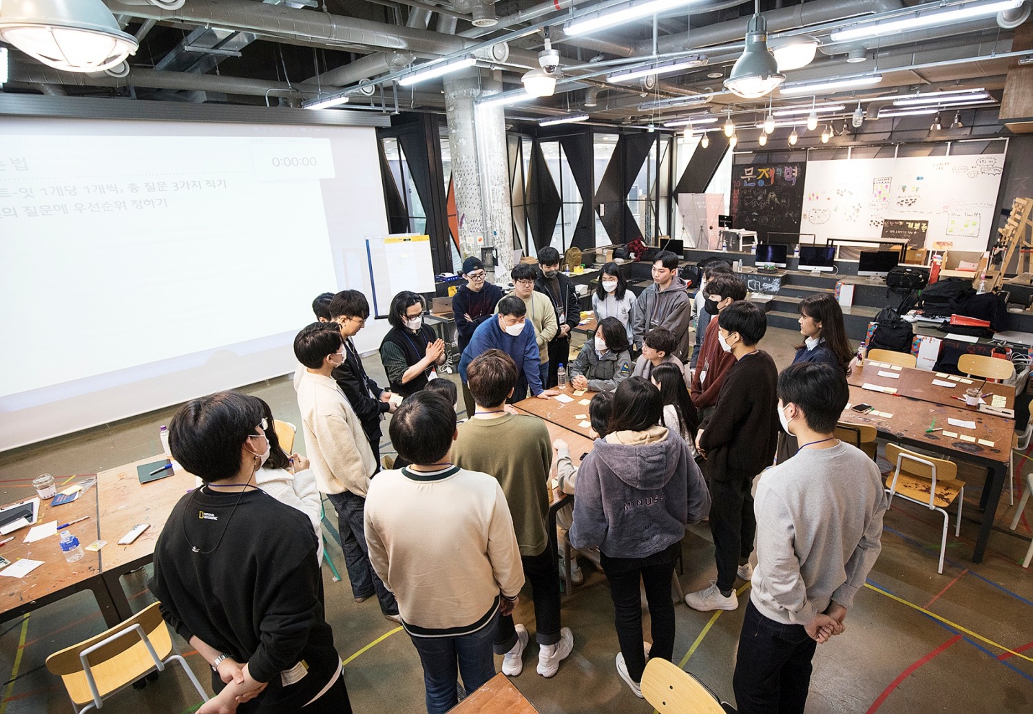 지난 10일 열린 언리얼 엔진 교육 프로그램 ‘UNSEEN’ 온보딩 현장에서 교육자들이 참여하고 있는 모습. / 사진=스마일게이트