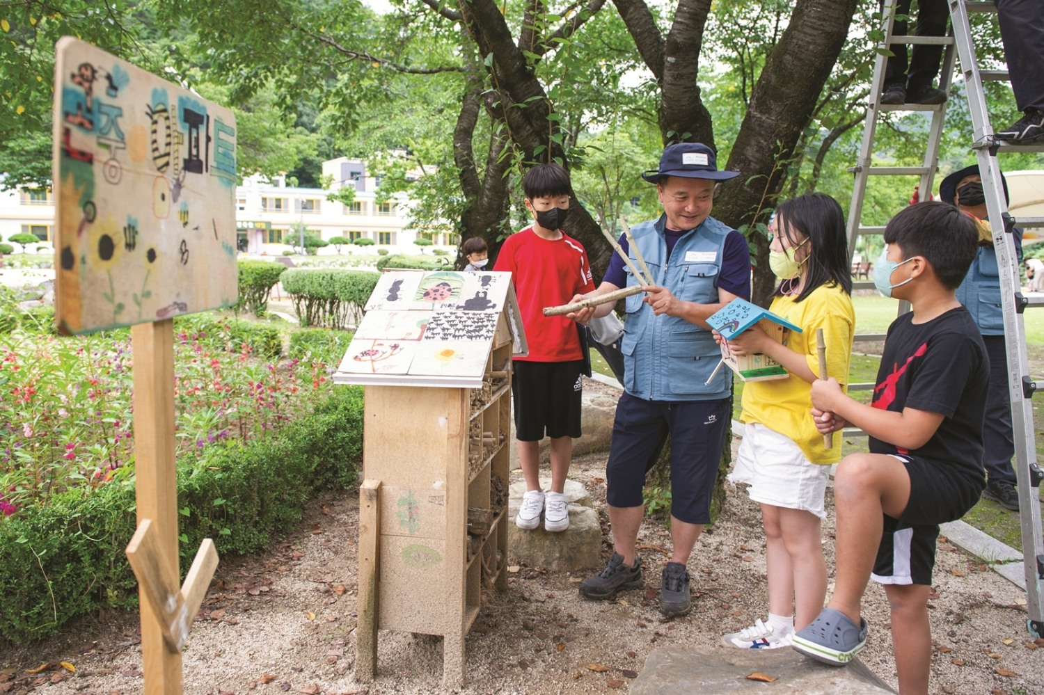 지난해 강원랜드가 진행한 노인 일자리 사업 참여자들 모습. /사진제공=강원랜드사회공헌재단