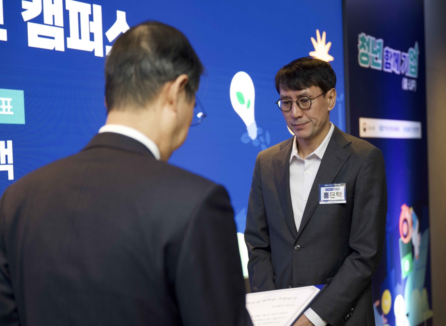 한덕수 국무총리(왼쪽)가 홍은택 대표이사(오른쪽)에게 17일 카카오 판교 아지트에서 청년도약 멤버십 가입증서를 전달하고 있다. / 사진=카카오