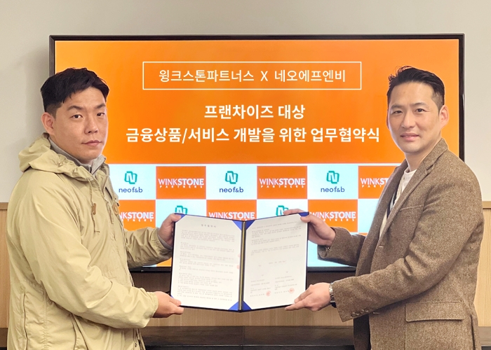 윙크스톤파트너스가 '포케올데이'를 운영중인 네오F&B와 창업 가맹점주의 창업 자금대출 업무 협약을 체결했다. 사진은 왼쪽부터 김영환 네오에프엔비 대표와 권오형 윙크스톤파트너스 대표. /사진제공=윙크스톤파트너스