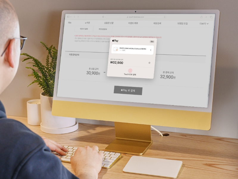 맥에서 애플페이를 통해 결제를 하고 있다. /사진제공=애플